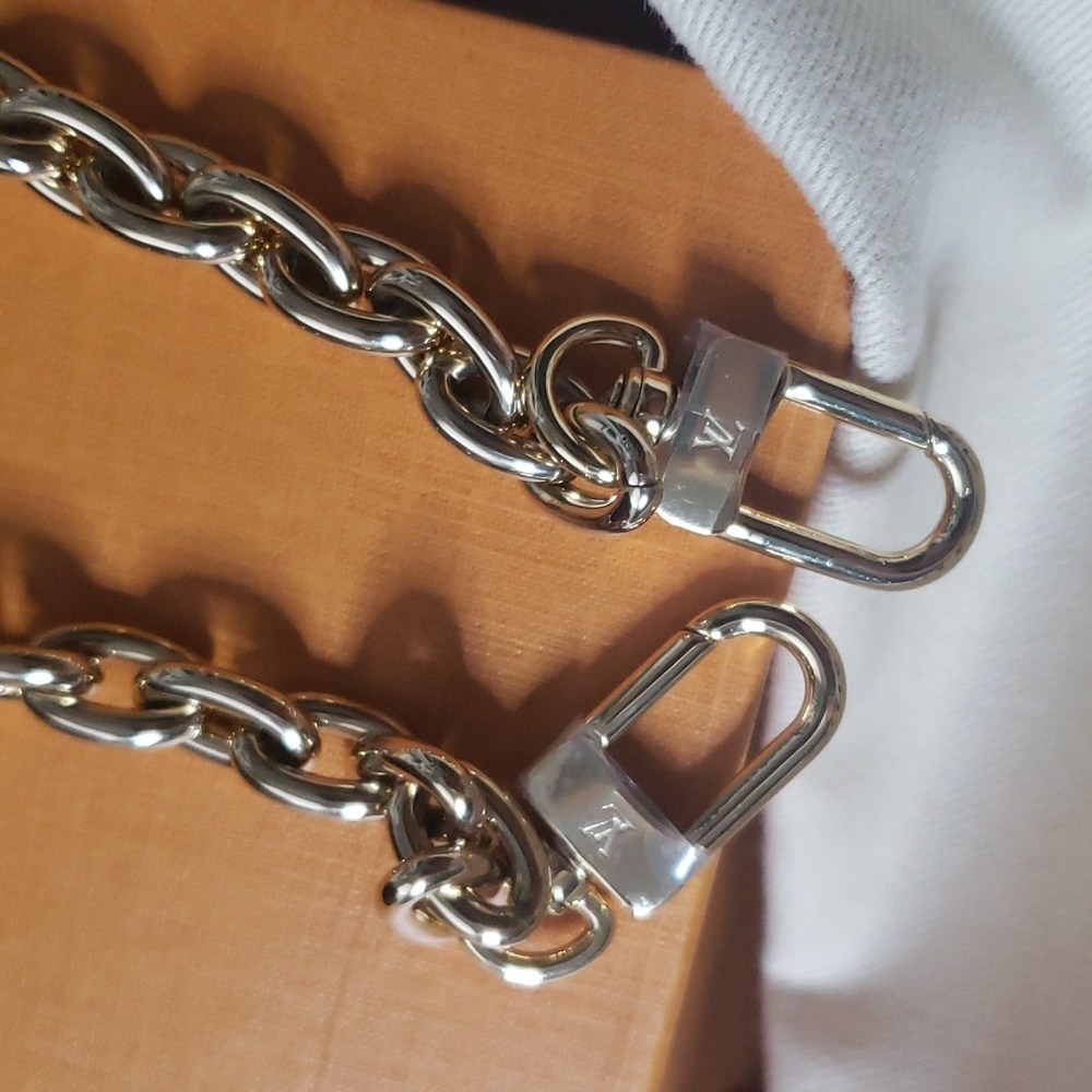 Louis Vuitton Mini Bumbag - Picture 12 of 13